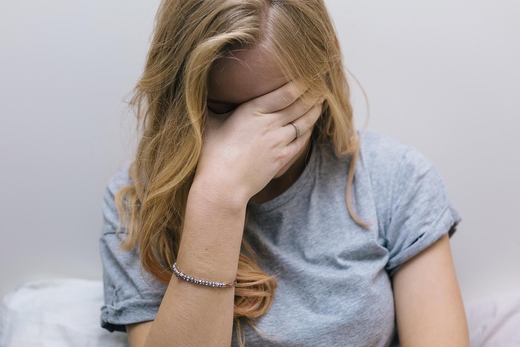 Chica con depresión se pregunta qué es lo que causa el acne?